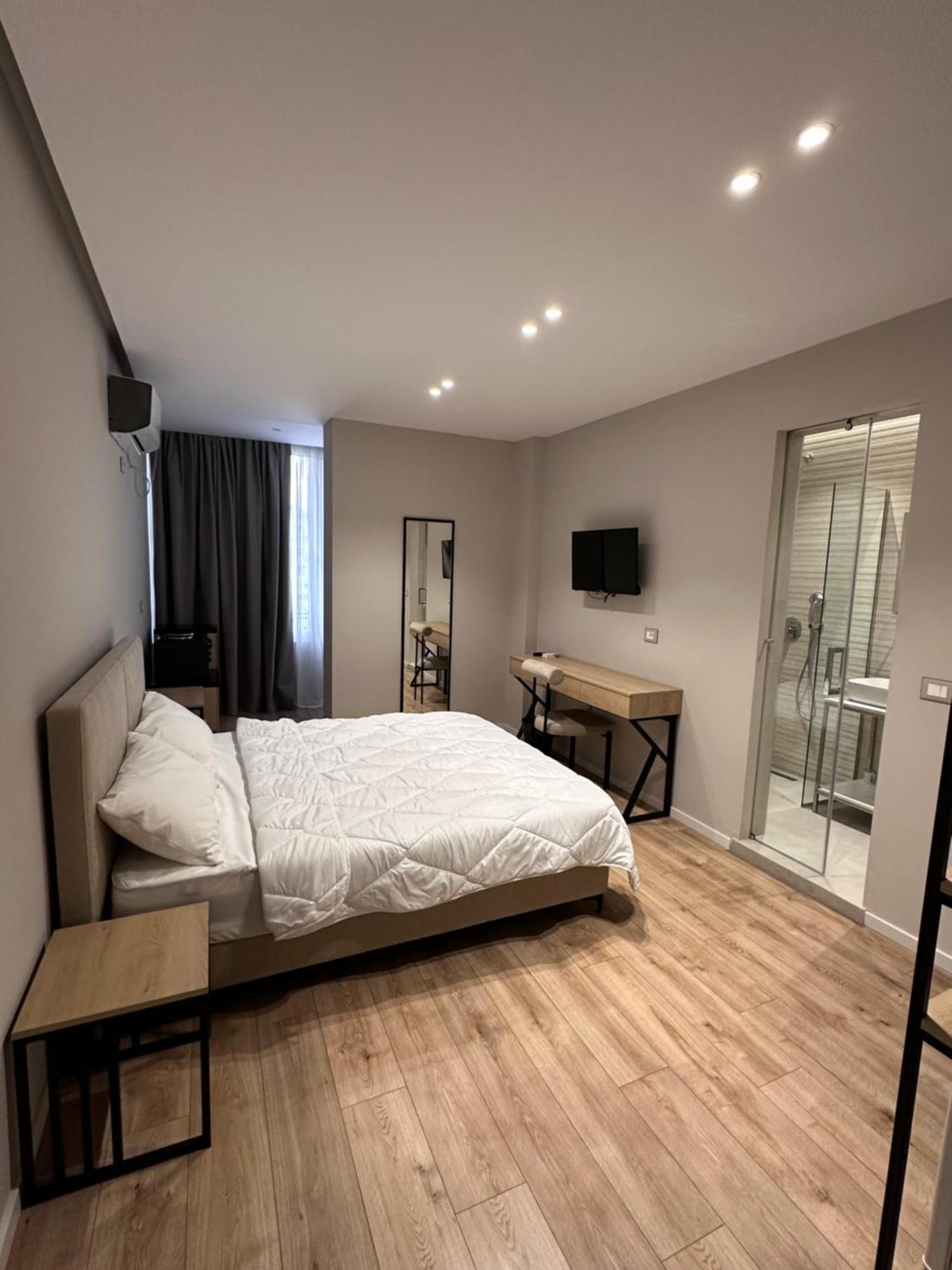 Amazon 8 Guesthouse ติรานา ภายนอก รูปภาพ