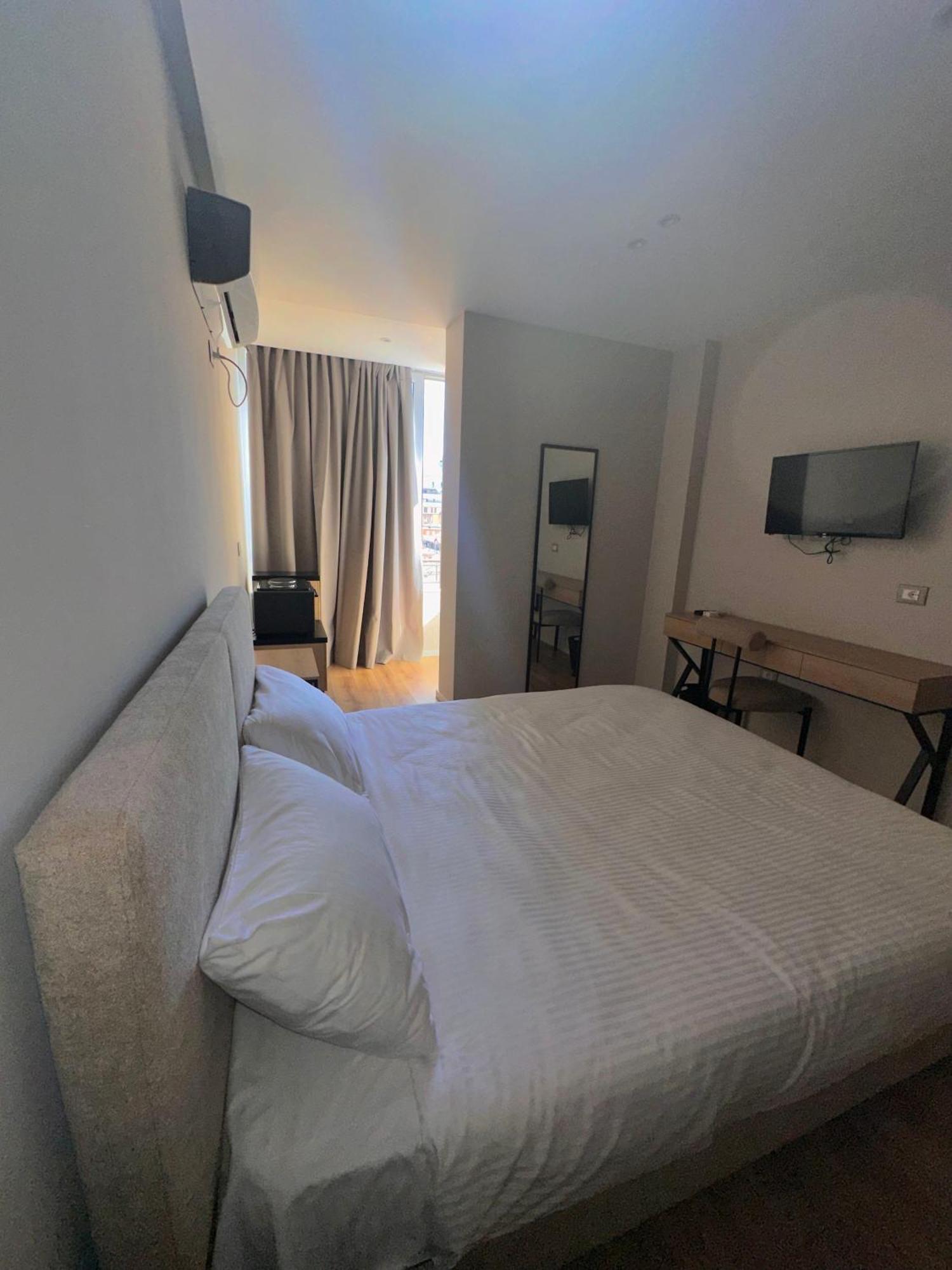 Amazon 8 Guesthouse ติรานา ภายนอก รูปภาพ