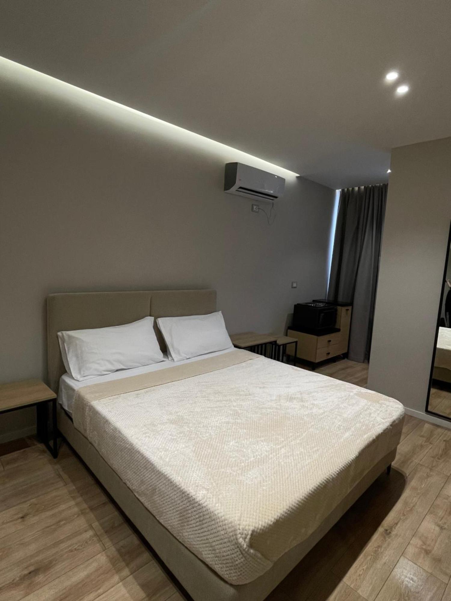 Amazon 8 Guesthouse ติรานา ภายนอก รูปภาพ